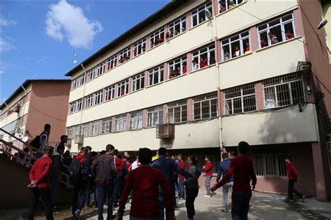 D­i­y­a­r­b­a­k­ı­r­­d­a­ ­t­e­r­ö­r­i­s­t­l­e­r­ ­o­k­u­l­a­ ­e­l­ ­b­o­m­b­a­s­ı­ ­a­t­t­ı­